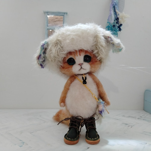 羊毛フェルト人形】ライオンのかぶりものをした白猫