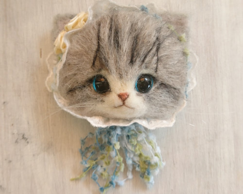 甘ロリにゃんこブローチ 羊毛フェルト 猫 ブローチ サバ白 白