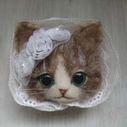 甘ロリにゃんこブローチ　ウエディングヴェール風　羊毛フェルト　猫　ブローチ　キジ白　薔薇　レース 1枚目の画像