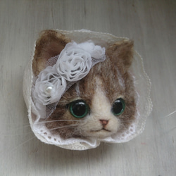 甘ロリにゃんこブローチ　ウエディングヴェール風　羊毛フェルト　猫　ブローチ　キジ白　薔薇　レース 2枚目の画像