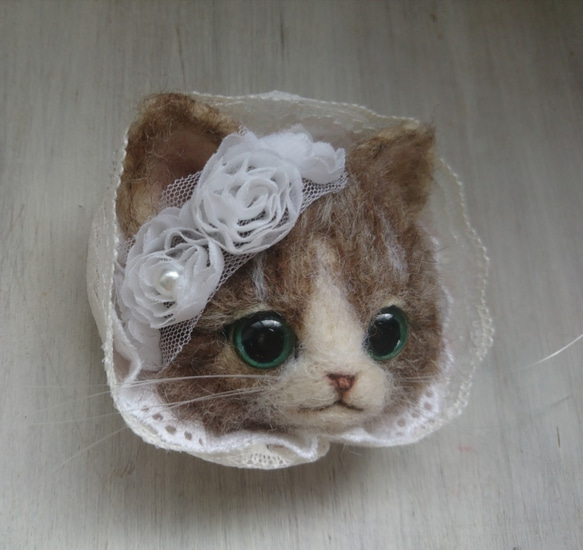 甘ロリにゃんこブローチ　ウエディングヴェール風　羊毛フェルト　猫　ブローチ　キジ白　薔薇　レース 2枚目の画像