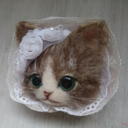 甘ロリにゃんこブローチ　ウエディングヴェール風　羊毛フェルト　猫　ブローチ　キジ白　薔薇　レース 3枚目の画像