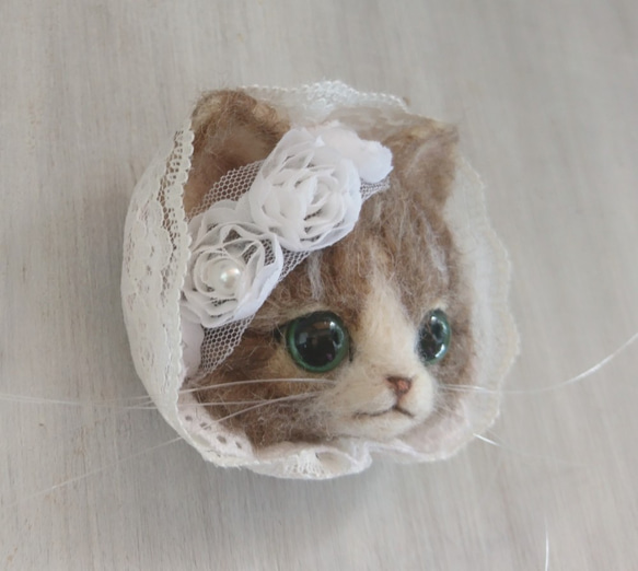 甘ロリにゃんこブローチ　ウエディングヴェール風　羊毛フェルト　猫　ブローチ　キジ白　薔薇　レース 4枚目の画像