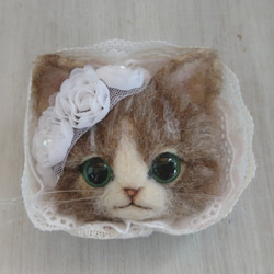 甘ロリにゃんこブローチ　ウエディングヴェール風　羊毛フェルト　猫　ブローチ　キジ白　薔薇　レース 6枚目の画像