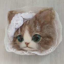甘ロリにゃんこブローチ　ウエディングヴェール風　羊毛フェルト　猫　ブローチ　キジ白　薔薇　レース 7枚目の画像