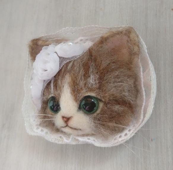 甘ロリにゃんこブローチ　ウエディングヴェール風　羊毛フェルト　猫　ブローチ　キジ白　薔薇　レース 8枚目の画像