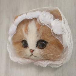 甘ロリにゃんこブローチ　ウエディングヴェール風　羊毛フェルト　猫　ブローチ　茶トラ白　薔薇　レース 5枚目の画像