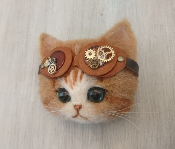 ごーぐるにゃんこブローチ　羊毛フェルト　猫　ブローチ 茶シロ　スチームパンク　steampunk 3枚目の画像