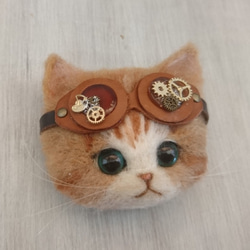 ごーぐるにゃんこブローチ　羊毛フェルト　猫　ブローチ 茶シロ　スチームパンク　steampunk 4枚目の画像