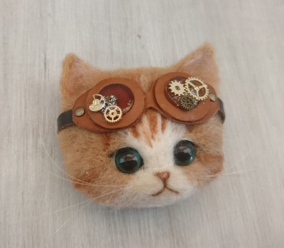 ごーぐるにゃんこブローチ　羊毛フェルト　猫　ブローチ 茶シロ　スチームパンク　steampunk 4枚目の画像