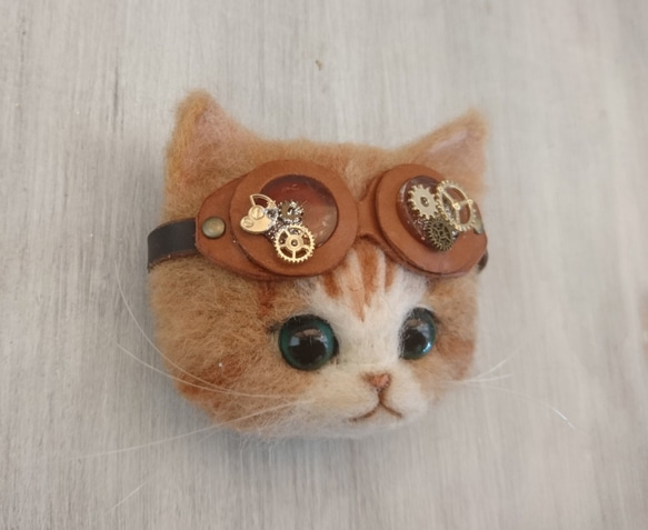 ごーぐるにゃんこブローチ　羊毛フェルト　猫　ブローチ 茶シロ　スチームパンク　steampunk 5枚目の画像