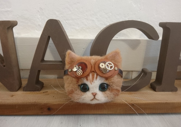 ごーぐるにゃんこブローチ　羊毛フェルト　猫　ブローチ 茶シロ　スチームパンク　steampunk 6枚目の画像