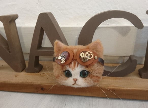 ごーぐるにゃんこブローチ　羊毛フェルト　猫　ブローチ 茶シロ　スチームパンク　steampunk 7枚目の画像