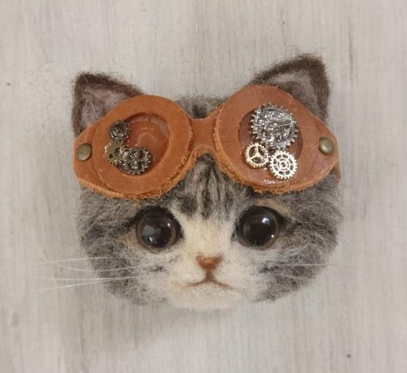 ごーぐるにゃんこブローチ　羊毛フェルト　猫　ブローチ キジトラ白 スチームパンク　steampunk 1枚目の画像