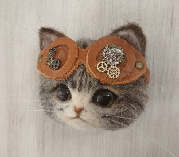 ごーぐるにゃんこブローチ　羊毛フェルト　猫　ブローチ キジトラ白 スチームパンク　steampunk 3枚目の画像