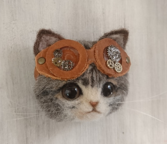 ごーぐるにゃんこブローチ　羊毛フェルト　猫　ブローチ キジトラ白 スチームパンク　steampunk 4枚目の画像