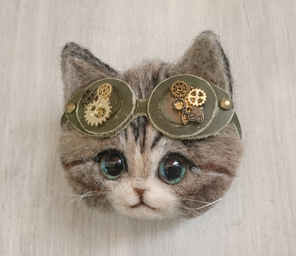 ごーぐるにゃんこブローチ　羊毛フェルト　猫　ブローチ キジトラ白 スチームパンク　steampunk 2枚目の画像