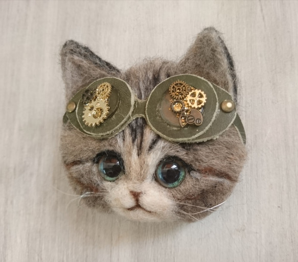 ごーぐるにゃんこブローチ　羊毛フェルト　猫　ブローチ キジトラ白 スチームパンク　steampunk 3枚目の画像