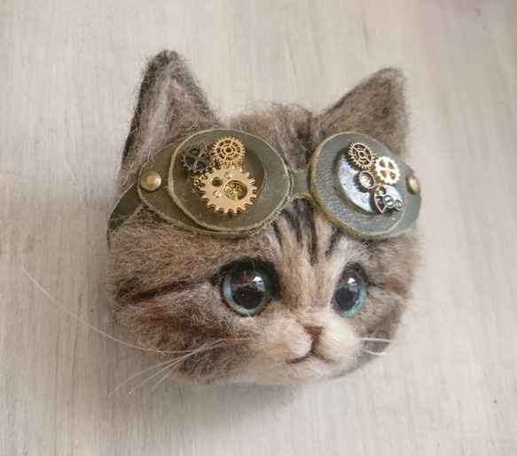 ごーぐるにゃんこブローチ　羊毛フェルト　猫　ブローチ キジトラ白 スチームパンク　steampunk 5枚目の画像