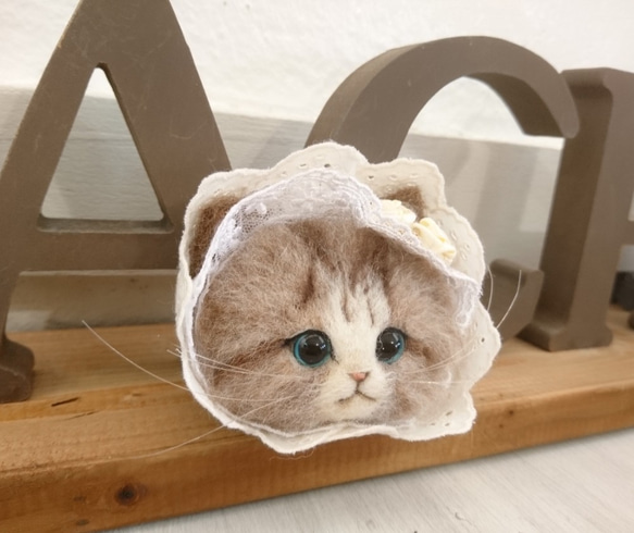 甘ロリにゃんこブローチ　羊毛フェルト　猫　ブローチ　キジシロ 7枚目の画像