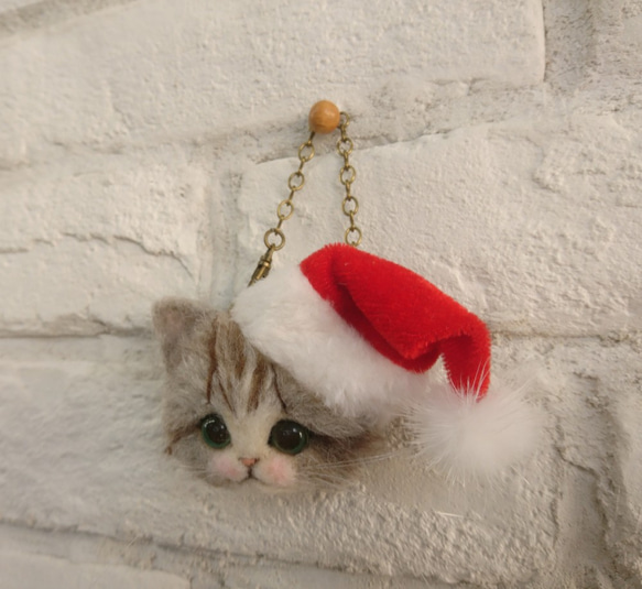 サンタクロースにゃんこ ブローチ&バッグチャーム 2way 羊毛フェルト ねこ クリスマス 雑貨 2枚目の画像