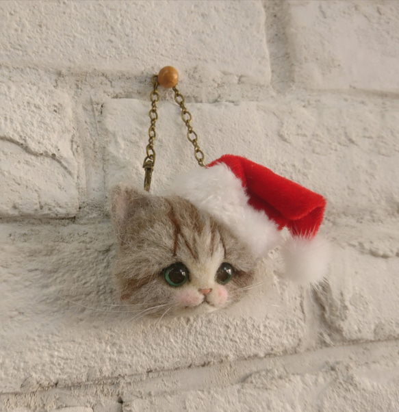 サンタクロースにゃんこ ブローチ&バッグチャーム 2way 羊毛フェルト ねこ クリスマス 雑貨 3枚目の画像