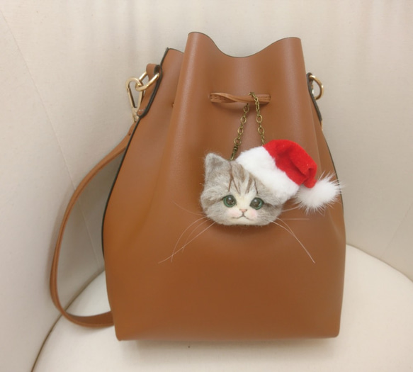 サンタクロースにゃんこ ブローチ&バッグチャーム 2way 羊毛フェルト ねこ クリスマス 雑貨 4枚目の画像