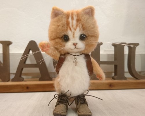 ランドセルを背負った茶しろ猫 羊毛フェルト 置物 全身可動 ねこ