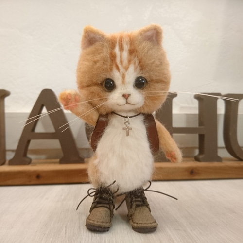 ランドセルを背負った茶しろ猫 羊毛フェルト 置物 全身可動 ねこ