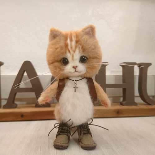 ランドセルを背負った茶しろ猫 羊毛フェルト 置物 全身可動 ねこ