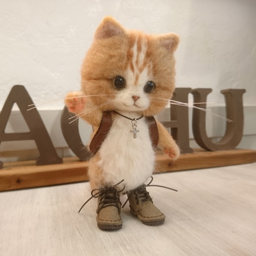 ランドセルを背負った茶しろ猫 羊毛フェルト 置物 全身可動 ねこ