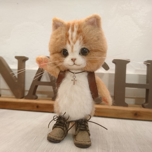 ランドセルを背負った茶しろ猫 羊毛フェルト 置物 全身可動 ねこ