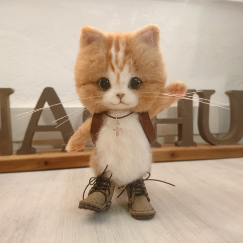 ランドセルを背負った茶しろ猫 羊毛フェルト 置物 全身可動 ねこ