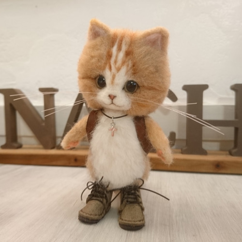 ランドセルを背負った茶しろ猫 羊毛フェルト 置物 全身可動 ねこ
