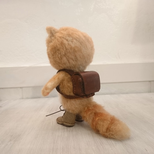 ランドセルを背負った茶しろ猫 羊毛フェルト 置物 全身可動 ねこ