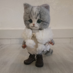 白いティペットのさばしろ猫 羊毛フェルト 置物　全身可動 ねこ　ぬいぐるみ　人形 雑貨 2枚目の画像