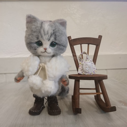 白いティペットのさばしろ猫 羊毛フェルト 置物　全身可動 ねこ　ぬいぐるみ　人形 雑貨 10枚目の画像
