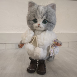 白いティペットのさばしろ猫 羊毛フェルト 置物　全身可動 ねこ　ぬいぐるみ　人形 雑貨 5枚目の画像