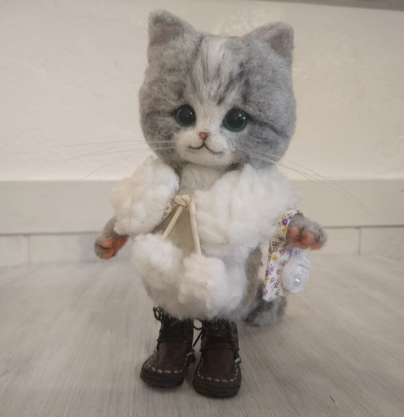 白いティペットのさばしろ猫 羊毛フェルト 置物　全身可動 ねこ　ぬいぐるみ　人形 雑貨 5枚目の画像
