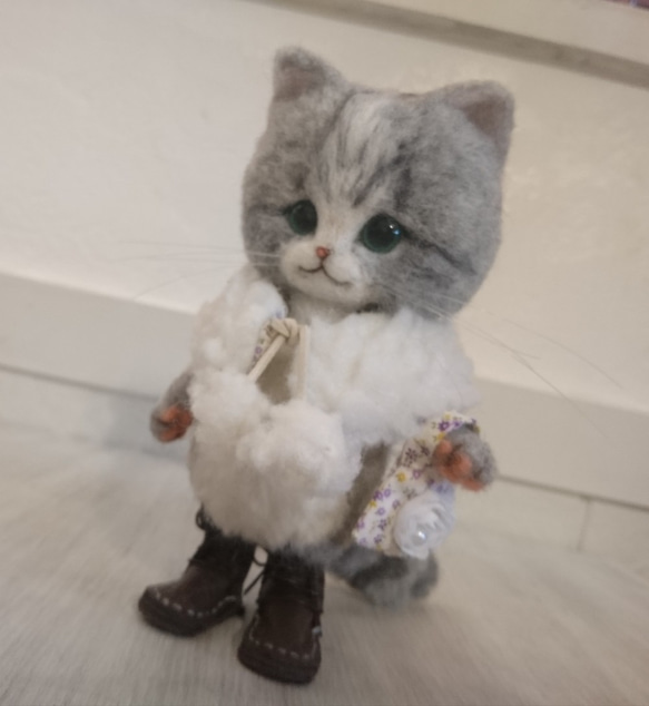 白いティペットのさばしろ猫 羊毛フェルト 置物　全身可動 ねこ　ぬいぐるみ　人形 雑貨 6枚目の画像