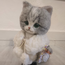 白いティペットのさばしろ猫 羊毛フェルト 置物　全身可動 ねこ　ぬいぐるみ　人形 雑貨 3枚目の画像