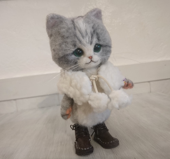 白いティペットのさばしろ猫 羊毛フェルト 置物　全身可動 ねこ　ぬいぐるみ　人形 雑貨 7枚目の画像