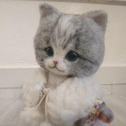 白いティペットのさばしろ猫 羊毛フェルト 置物　全身可動 ねこ　ぬいぐるみ　人形 雑貨 9枚目の画像
