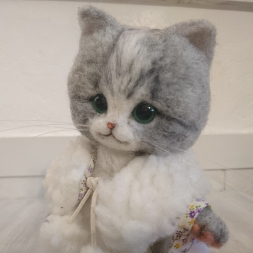 白いティペットのさばしろ猫 羊毛フェルト 置物 全身可動 ねこ