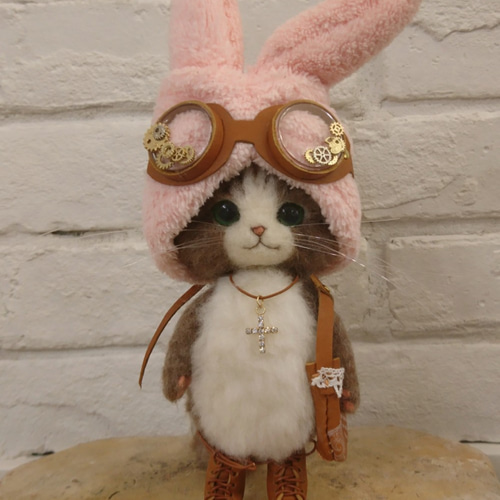 うさみみ帽子のゴーグルにゃんこ ぬいぐるみ 羊毛フェルト 置物 全身