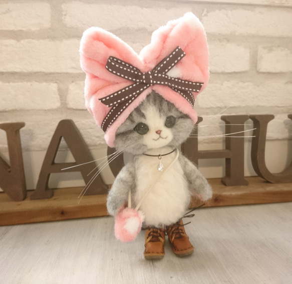 猫耳帽子のサバ白猫　ぬいぐるみ　羊毛フェルト　置物　全身可動 6枚目の画像