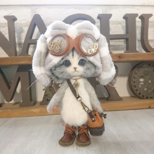 猫のぬいぐるみ 帽子と眼鏡付き うさ耳帽子のサバ白猫 ぬいぐるみ（Mサイズ） 羊毛フェルト