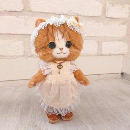 甘ロリにゃんこ ぬいぐるみ(Mサイズ) 羊毛フェルト 茶白猫 置物 全身