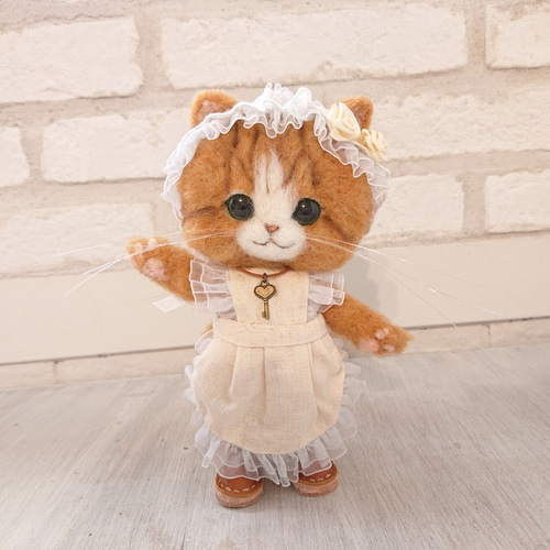 甘ロリにゃんこ ぬいぐるみ(Mサイズ) 羊毛フェルト 茶白猫 置物 全身