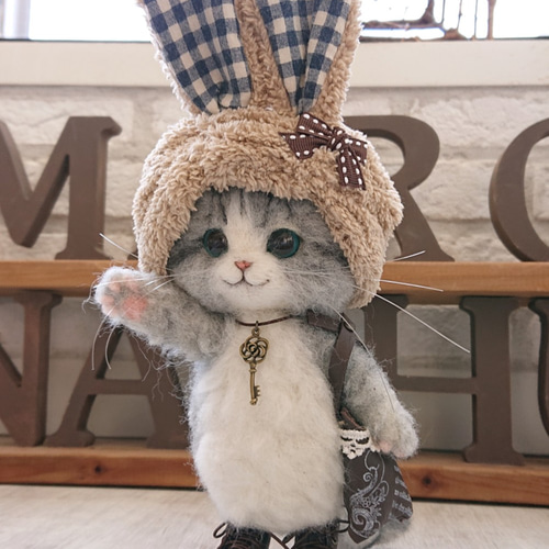 うさ耳帽子のサバ白猫 ぬいぐるみ（Mサイズ） 羊毛フェルト 置物 全身 